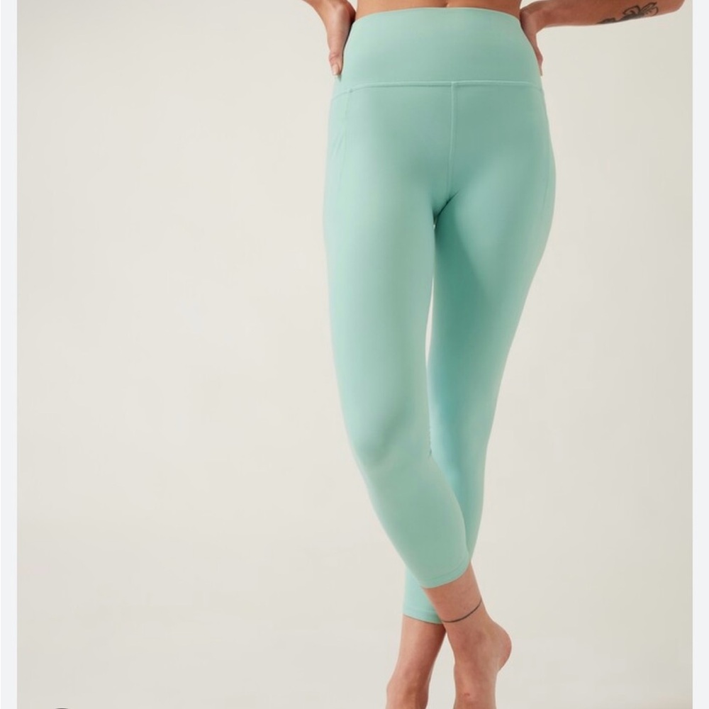 Athleta Salutation Stash Pocket II 7/8 tight